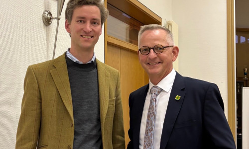 Georg Freiherr von Münchhausen (li.) mit Dirk Neumann bei der Vereidigung.