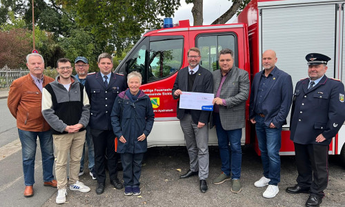 Reinhard Hecker (Spender der Kettensäge), Max Weitemeier (Fraktionsvorsitzender der FDP), Christian Dejl (stellv. Vorsitzender des Feuer- und Katastrophenschutzausschuss), Ortsbrandmeister Hendrik Laabs, Christiane Wagner-Judtih (Fraktionsvorsitzende Bündnis90 / die Grünen), Samtgemeindebürgermeister Marco Kelb, Uwe Schäfer (Fraktionsvorsitzender der CDU), Ingo Geisler (Bürgermeister der Gemeinde Sickte) sowie Gemeindebrandmeister Detlef Hoyer freuen sich über das neue Einsatzfahrzeug der Freiwilligen Feuerwehr Apelnstedt (v. li.).  