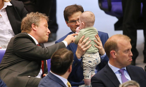 Sebastian Steineke und Johannes Rothenberger mit Baby (Archiv)