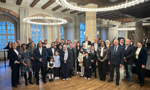 38 Menschen aus 18 verschiedenen Herkunftsländern wurden im Rittersaal des Gifhorner Schlosses in den deutschen Staatsverband eingebürgert.