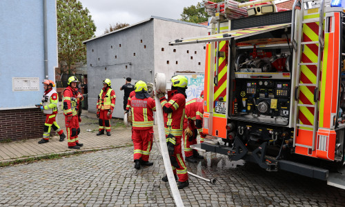 Die Feuerwehr beim Löscheinsatz in der Straße Klunkau.