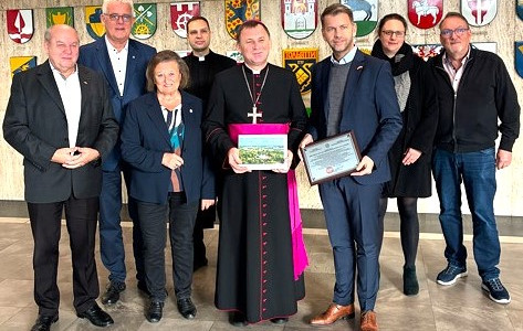 Oberbürgermeister Dennis Weilmann (3. v. re.) mit dem ukrainischen Bischof Gonscharuk.