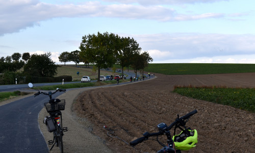  Der neue Radweg ist baulich von der Straße durch einen Graben getrennt. Die Wendessenerinnen und Wendesser machten zur Eröffnung auf eine sicherer erste Probefahrt.
