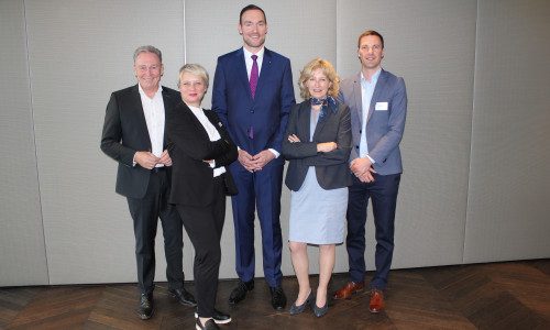 Thomas Fast, Leiter der Direktion Gifhorn der Volksbank BRAWO und Vorstandsvorstandsvorsitzender der Volksbank BRAWO Stiftung, Monika Schmidt, Geschäftsführerin der EngagementZentrum GmbH, Stefan Riecher, Direktor der Braunschweiger Privatbank, Claudia Kayser, Leiterin der Direktion Wolfsburg der Volksbank BRAWO und Vorsitzender der BRAWO Stiftergemeinschaft, und Matthias Marx, zertifizierter Stiftungsberater und -manager bei der EngagementZentrum GmbH, waren beim ersten BRAWO Stiftungstag dabei (v. li.).