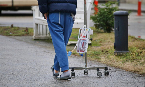 Patient mit Infusionsständer (Archiv)