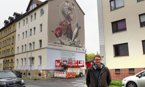 Stop Bombing Civilians - Stoppt die Bombardierung von Zivilisten. Das ist die Botschaft, die Mister Copy auf der Fassade in der Eichtalstraße hinterlässt.