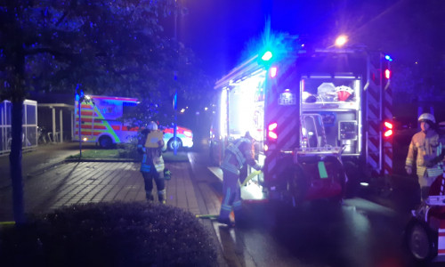 In der vergangenen Nacht wurde die Feuerwehr zu einem Brand mit Menschen in Gefahr alarmiert.