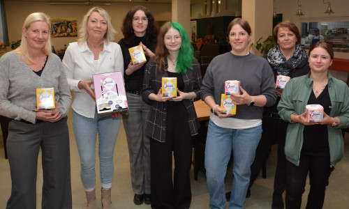 Die Freude über den Vorstoß des dm - drogeriemarkts war allgemein bei der Übergabe (von links): Lavie-Geschäftsführerin Corinna Wollenhaupt, Yvonne Raetzel (dm lokale Kommunikation) mit einem Jessa-Spender, Emely Zoll und Christin Wiedmann von der Lavie-Rehabilitanden-Vertretung, Babette Bode (dm-Marktverantwortliche in Königslutter), Tanja Stansch (Lavie-Hauswirtschaftsleiterin) sowie Anna Lukaszczyk (Lavie-House-Keeping).