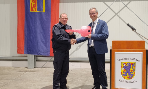 Erster Kreisrat Dominik Meyer zu Schlochtern (rechts) übergibt Ausstattung für die Kreisfeuerwehr Gifhorn im Wert von rund 940.000 Euro an den Kreisbrandmeister Jens Dieckmann.