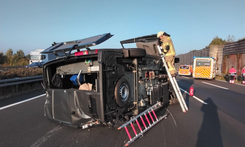 Der Transporter war auf die Seite gekippt.