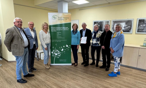Reinhard Mann (Hospiz), Rainer Dworog und Simone Kessner (Geschäftsführung Konrad-Fonds), Gabriele Grabenhorst (Hospiz), OB Klingebiel (Kuratoriumsvorsitzender) , Angelika Fiegen, Ralf Kielkowsky und Koordinatorin Christine Fritsche (alle Hospiz)