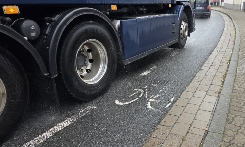Hier hat man versucht den Radschutzstreifen zu entfernen.