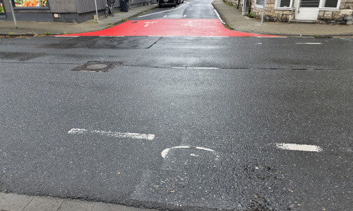 Nicht mehr richtig da, aber auch nicht richtig weg: Der Radschutzstreifen in der Dr. Heinrich-Jasper-Straße.