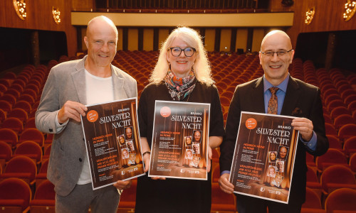 Thorsten Nindel, Theaterleiterin Dr. Bettina Wilts und Stefan Honrath präsentieren das diesjährige Silvester-Stück.