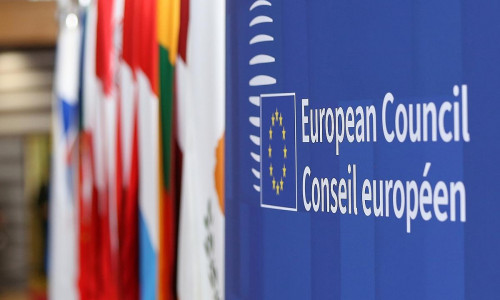 Fahnen der EU-Mitgliedsländer beim Europäischen Rat am 23.10.2025
