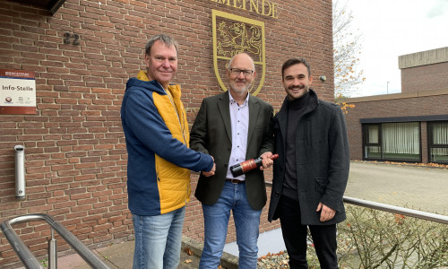 Dr. Peter Abramowski (links, Fraktionsvorsitzender) und Malte Scheffler (rechts, stellv. Gemeindeverbandsvorsitzender) mit Jens Drake, derzeit Ortsbürgermeister in Cremlingen.