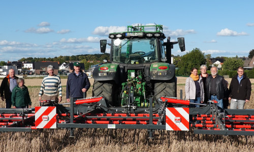 Übergabe des Strohstriegels an die Landwirte mit Vertretern des Landkreises, der Umweltverbände, der Landwirtschaftskammer und des Landvolkes.