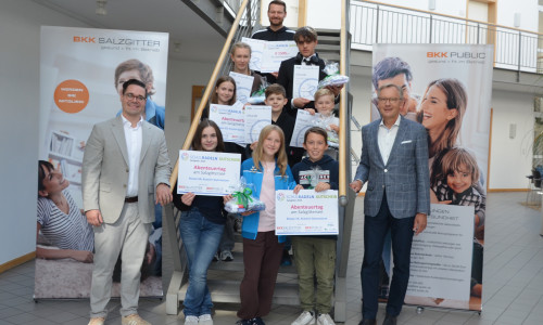 Lehrer Xaver Wiese vom Kranich-Gymnasium (hinten oberste Treppenstufe), BKK-Vorstand Matthias Frenzel (rechts) und Dr. Marcel Dierich (links, BKK Bereich Gesundheitsförderung) mit den Lebenstedter Siegerinnen und Siegern des Schulradeln 2025. 1. Reihe von links nach rechts: Anastasia Sorocean, Finja Urbas, Mattis Treutheit; 2. Reihe von links nach rechts: Lisbeth Scholz, Elias Poloczek, Luca Gruner, 3. Reihe Anabel Metze und Manuel Deimling. 