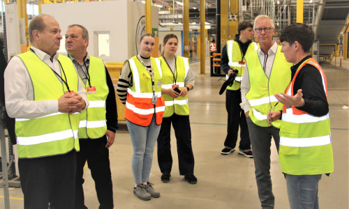 Landrat Gerhard Radeck zeigt sich bei einer Führung durch die Halle von der Leistungsfähigkeit des Logistikzentrums beeindruckt.