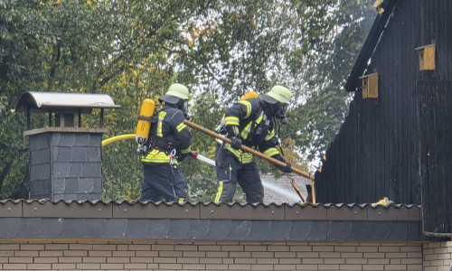 Bei dem Gebäudebrand in Triangel hatten es die Einsatzkräfte offenbar auch mit Asbest zu tun. 