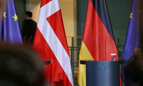 Fahnen von EU, Dänemark und Deutschland (Archiv)
