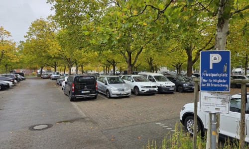Unter anderem auf dem Mensaparkplatz wird das Parken bald überwacht. Archivbild