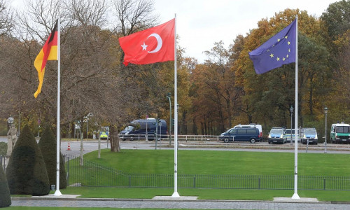 Fahnen von Deutschland, Türkei und EU (Archiv)