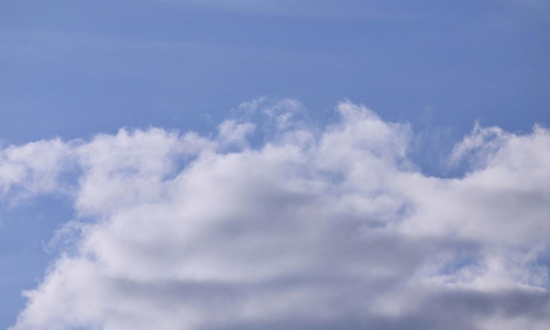 Blauer Himmel mit Wolken am 18.10.2025