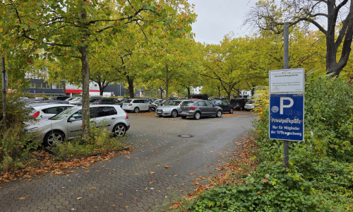 Der Mensaparkplatz in der Katahrinenstraße ist nur für TU-Mitglieder gedacht. Das soll durch die Einführung von Gebühren umgesetzt werden.