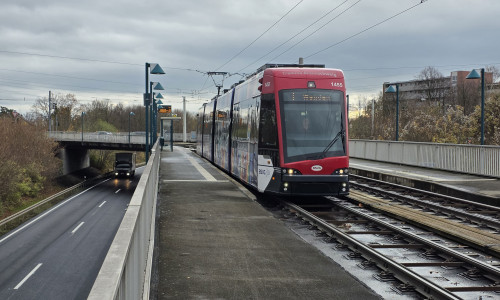 Die Linie 1 (hier am Sachsendamm) wendet derzeit kurz vor der südlichen Stadtgrenze.