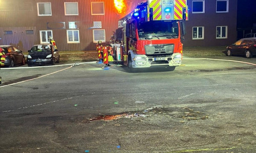 Drehleiter wird in Stellung gebracht (Archiv)