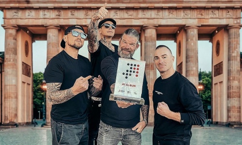 Frei.Wild mit dem "Nummer 1 Award" der offiziellen Deutschen Charts (Archiv)