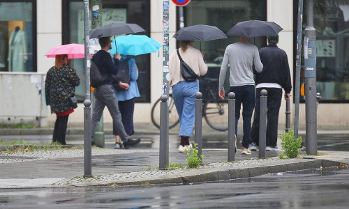 Personen mit Regenschirmen (Archiv)