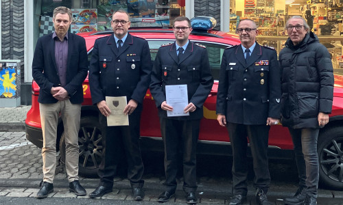 Das neue Führungsduo Daniel Kaufmann (Mitte) und Sönke Zimmermann (2. v. li.) startet am 1. Januar 2026. Goslars Erster Stadtrat Dirk Becker (re.) ernannte die beiden bereits jetzt. Begleitet wurde die Ernennung von Sven Busse (li.), Fachbereichsleiter Bürgerservice der Stadt Goslar, und Stadtbrandmeister Christian Hellmeier (2. v. re.).