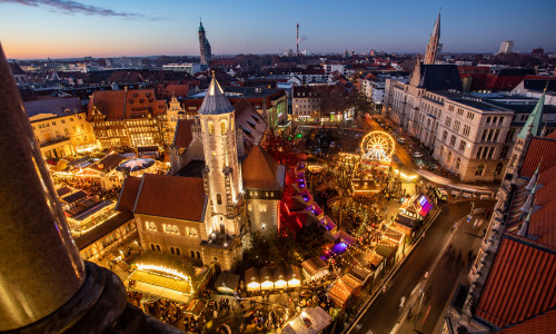 Der Braunschweiger Weihnachtsmarkt bringt vom 26. November bis zum 29. Dezember Adventsstimmung auf die Plätze rund um den Dom St. Blasii und die Burg Dankwarderode.