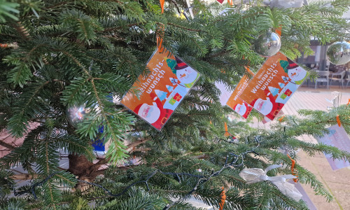 Auf den Karten stehen Wünsche von Kindern, deren Familien Unterstützung von der Peiner Tafel erhalten.