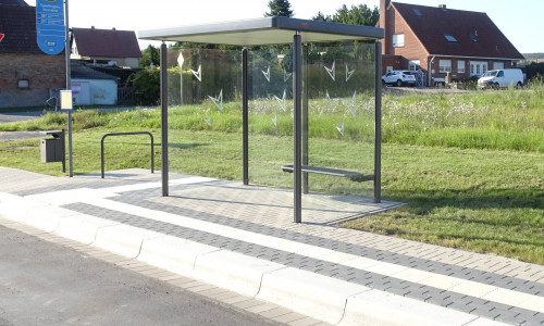 Eine barrierefrei umgebaute Bushaltestelle (Förderung barrierefreie Bushaltestellen) 