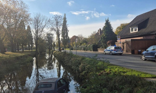 PKW im Wasser (Archiv)