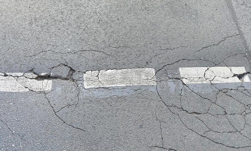 Rissige Fahrbahn (Archiv)