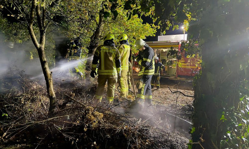 Vegetationsbrand auf Nachbargrundstück von Mädchen der Jugendfeuerwehr gemeldet  (Archiv)