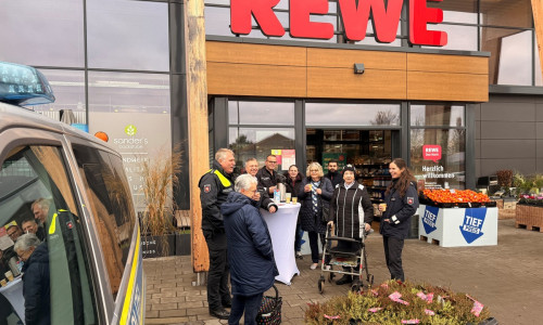  Die Polizei Edemissen hat am Dienstag ein Bürger-Café vor mehreren Supermärkten veranstaltet.