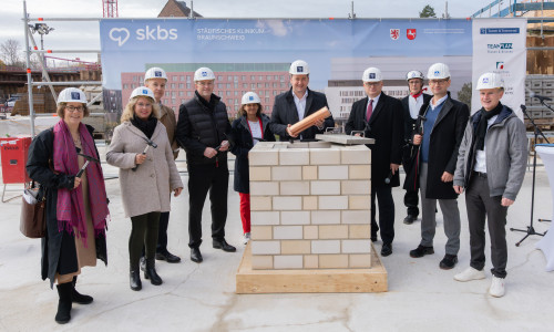 Vertreter von Stadt, Land und Klinikum setzten gemeinsam den symbolischen Grundstein für den nächsten Bauabschnitt der zukünftigen Zentralklinik. 