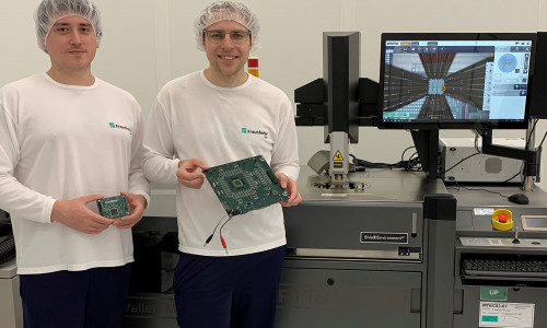 Professor Thomas Kämpfe und Doktorand Alptekin Vardar bei der Messung der ersten Testchips im Reinraum auf einem Waferprober des Fraunhofer IPMS in Dresden, mit dem die TU Braunschweig sehr eng kooperiert. Im Rahmen des Projekts NeAIxt wird nun ein vergleichbares System ebenfalls in Braunschweig in der Gruppe von Professor Kämpfe aufgebaut.