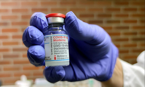 Impfampulle von Moderna (Archiv)