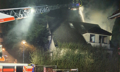 Das Feuer wurde auch mit der Drehleiter bekämpft.