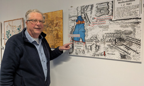 Dieter Kertscher bei einer seiner ausgestellten historischen Karte – der Darstellung zum Schwedendamm und der Unterwassersetzung Wolfenbüttels im 30-jährigen Krieg. Am Samstag 22 11 2025 11 Uhr wird er gezielt über die Karten führen. 