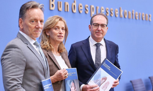 Vorstellung der Bundeslagebilder "Häusliche Gewalt 2024" und "Geschlechtsspezifisch gegen Frauen gerichtete Straftaten 2024" am 21.11.2025