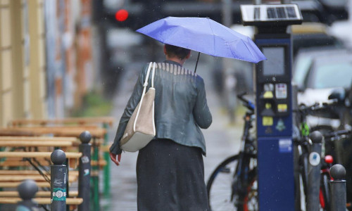 Frau mit Regenschirm (Archiv)