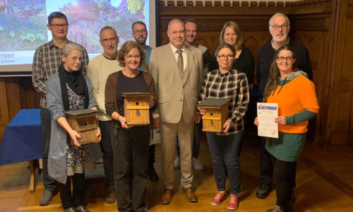 Gruppenfoto mit den Gewinnerinnen und Gewinnern des Gartenwettbewerbes 2025.