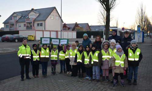 Gemeinsam gegen Elterntaxis: Kinder der Klasse 2c der Grundschule Dürerring sowie der Schulleitung zusammen mit Mitarbeitern des Ordnungsamtes und der Verkehrssicherheitsberaterin der Polizeiinspektion Salzgitter / Peine / Wolfenbüttel Kathrin Lacey.